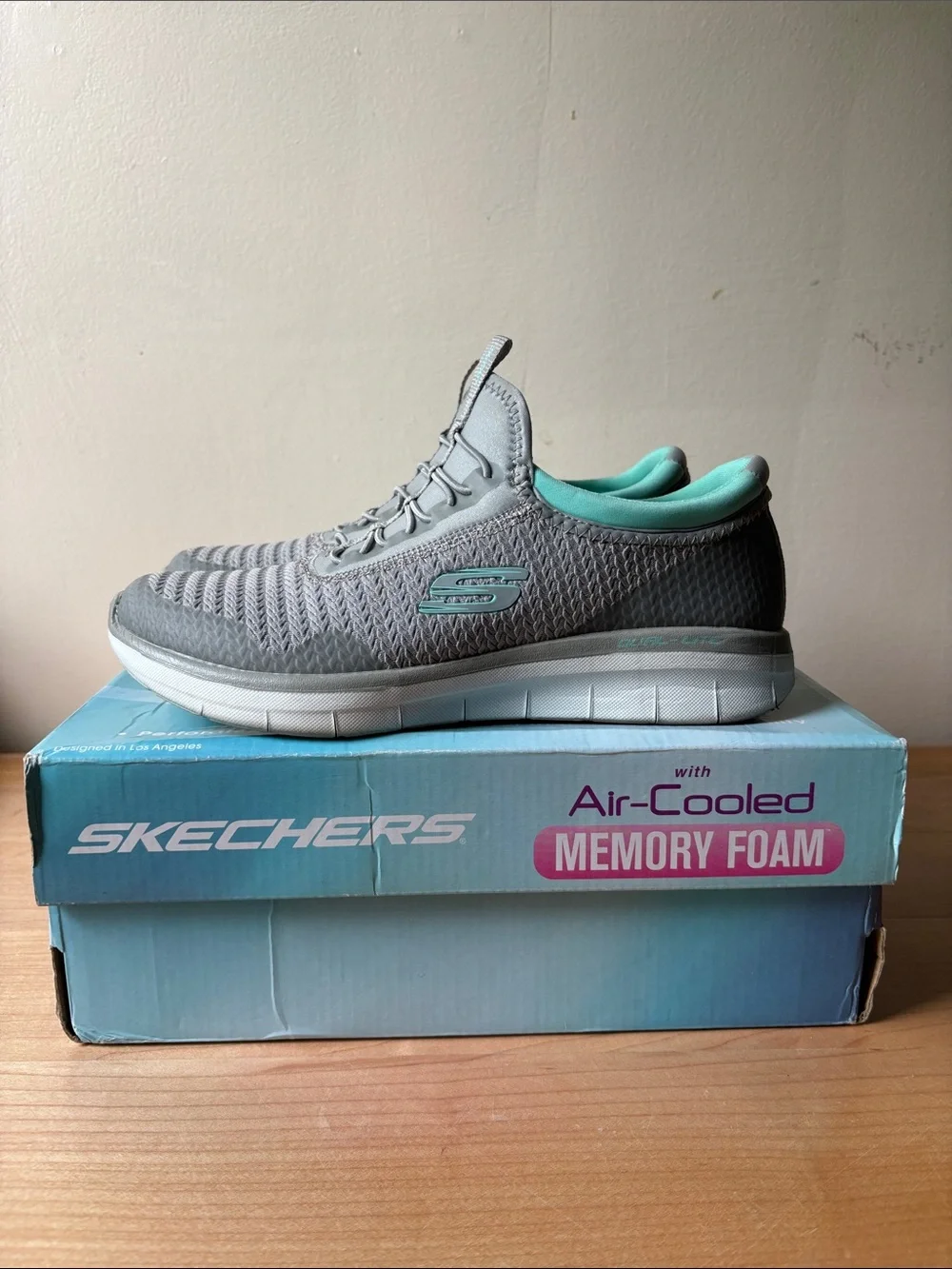 Skechers Synergy 2.0 in Grey with Turquoise Trim size 7